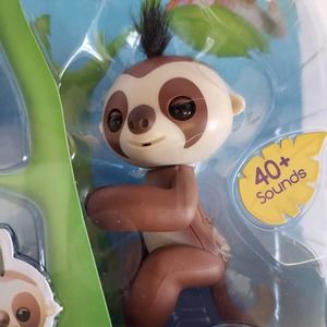 Fingerlings Kinsley Baby Sloth 5+ Touch Motion & 40 + Sounds Authentic
